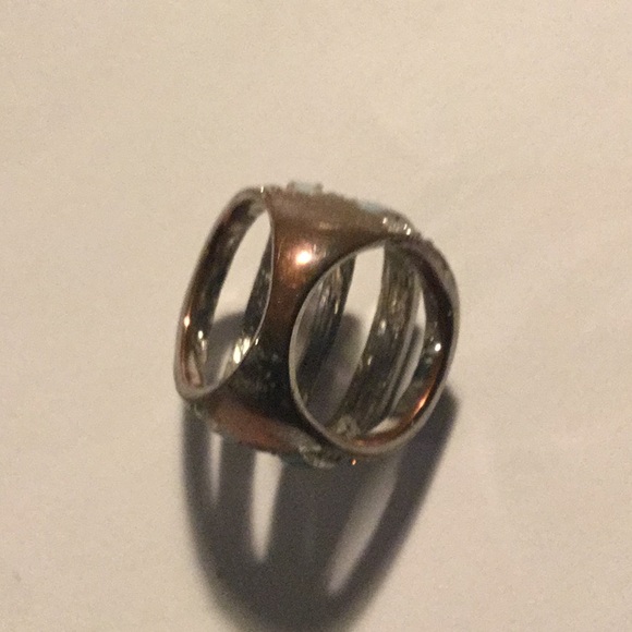 GUESS 5 band look ring
Silver /Crystal/Blue
Size 7
Chunky - Picture 4 of 7